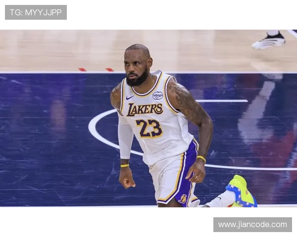 詹姆斯再创里程碑湖人季后赛前景引发联盟热议与球迷关注升温持续